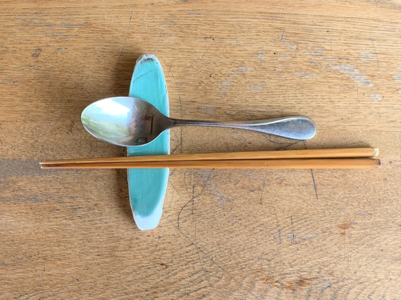 箸とスプーンが一緒に置ける　ナイフ＆フォークレスト2個組　陶器 2枚目の画像