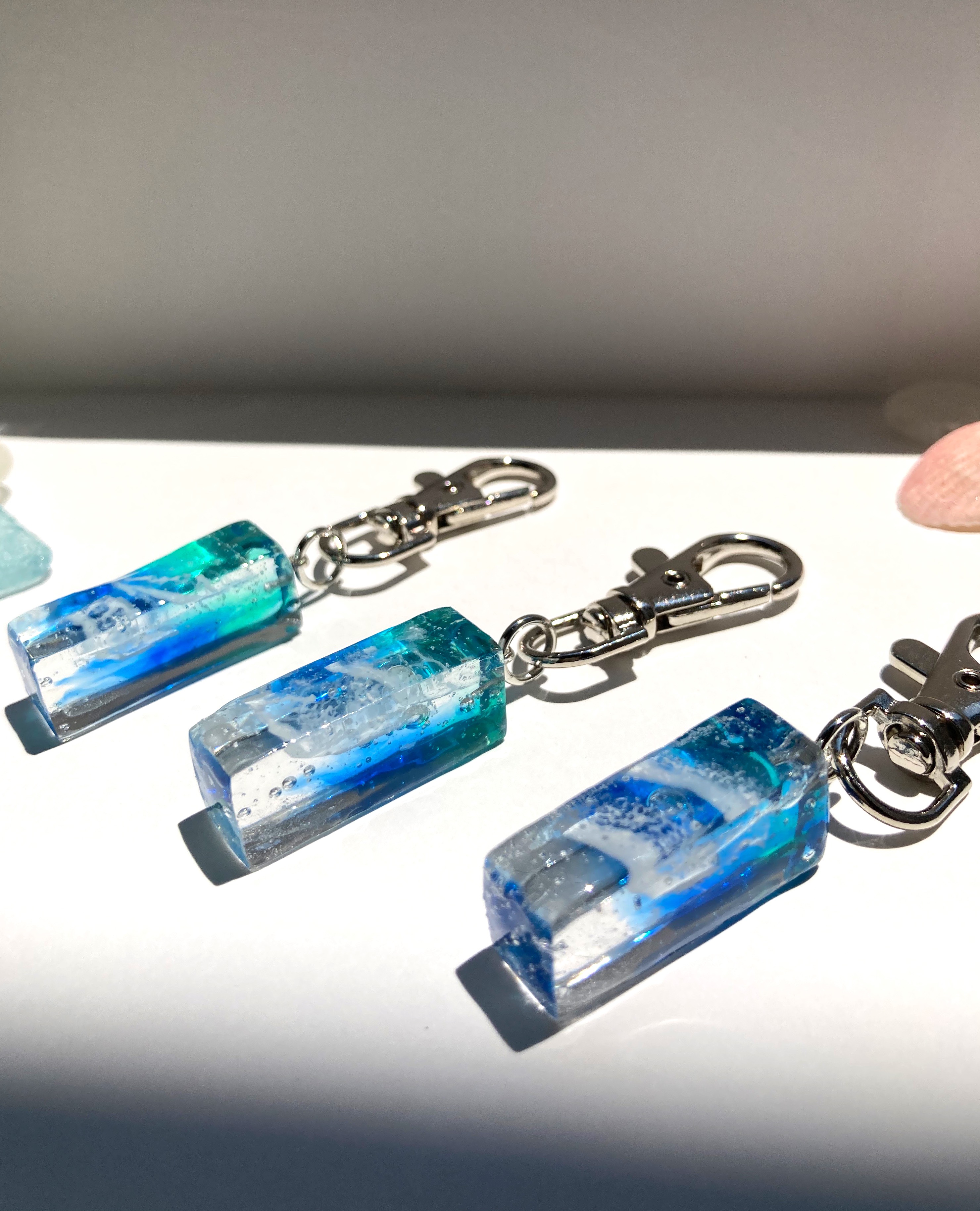 特集掲載】海からの伝言～シーグラスとレジンのキーホルダー 海