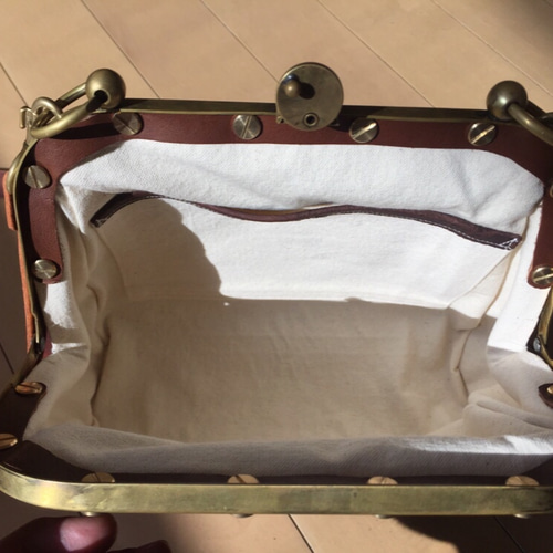 がばっと開く 車掌さんみたいな黒革風がま口ショルダーバッグ