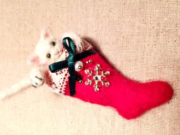 Cat in Christmas stockings C　ブローチ　レジンド羊毛フェルト 1枚目の画像