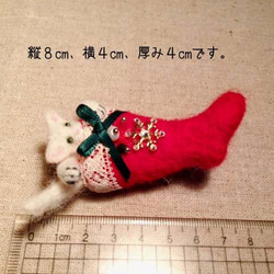 Cat in Christmas stockings C　ブローチ　レジンド羊毛フェルト 2枚目の画像