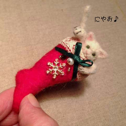 Cat in Christmas stockings C　ブローチ　レジンド羊毛フェルト 5枚目の画像