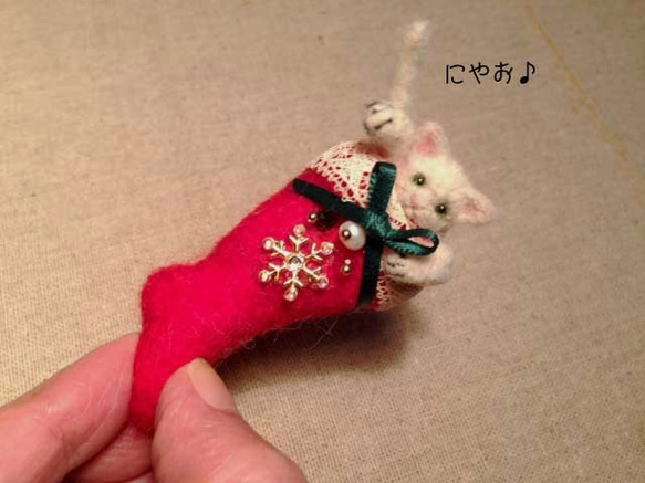 Cat in Christmas stockings C　ブローチ　レジンド羊毛フェルト 5枚目の画像