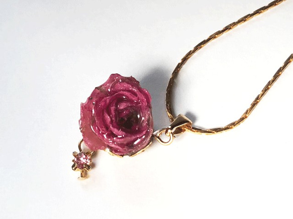 最小的玫瑰項鍊在世界上的深粉色 第1張的照片