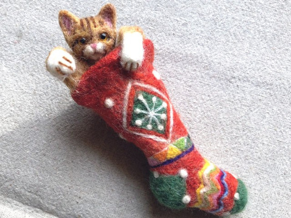 2way♪Cat in Christmas stockings ペンダント＆ブローチ　形状安定羊毛フェルト 1枚目の画像