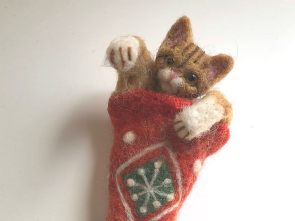 2way♪Cat in Christmas stockings ペンダント＆ブローチ　形状安定羊毛フェルト 6枚目の画像