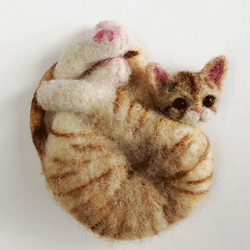 アンモニャイトH　茶トラの子猫　ブローチ＆ペンダント　形状安定羊毛フェルト 1枚目の画像