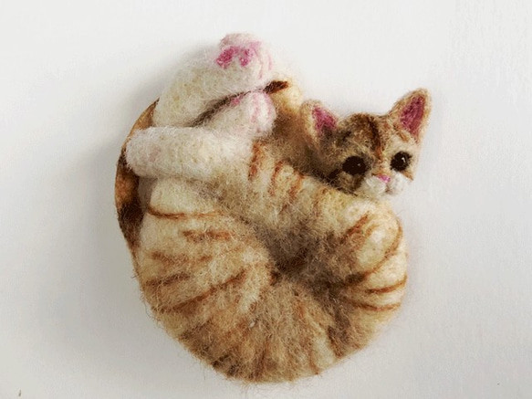 アンモニャイトH　茶トラの子猫　ブローチ＆ペンダント　形状安定羊毛フェルト 1枚目の画像