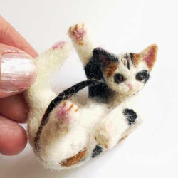 形状安定羊毛フェルト　三毛猫「Hi! 」ブローチ 3枚目の画像