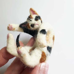 形状安定羊毛フェルト　三毛猫「Hi! 」ブローチ 4枚目の画像