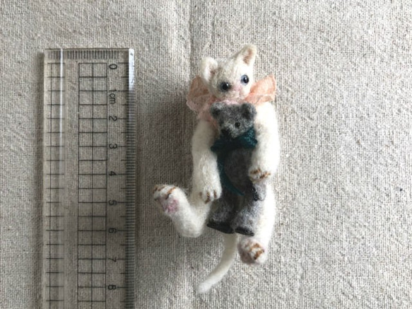 ホタテ缶様専用ページ　白猫ちゃんとテディベア　ブローチ＆ネックレス＆バッグチャーム 3枚目の画像