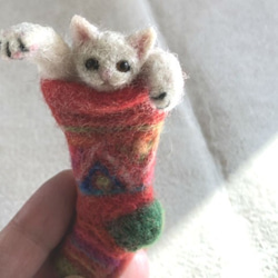 2♪小貓在聖誕襪A吊墜和胸針形狀穩定的羊毛氈 第3張的照片