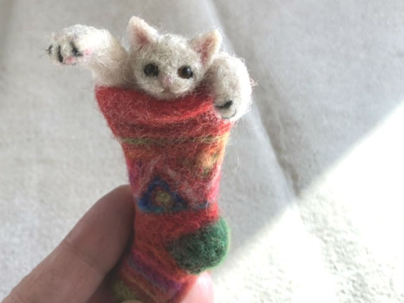 2♪小貓在聖誕襪A吊墜和胸針形狀穩定的羊毛氈 第3張的照片