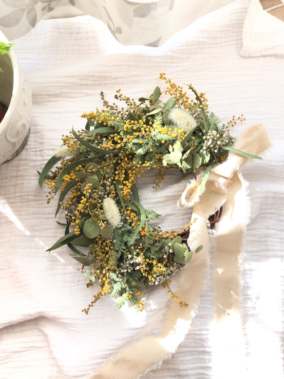 ミモザと2種のユーカリを使ったアンティークなハーフリース ミモザ  