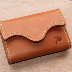 クラシック＆コンパクトな二つ折り革財布 「デニムの後ろポケットに