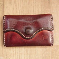 クラシック＆コンパクトな二つ折り革財布 「デニムの後ろポケットに