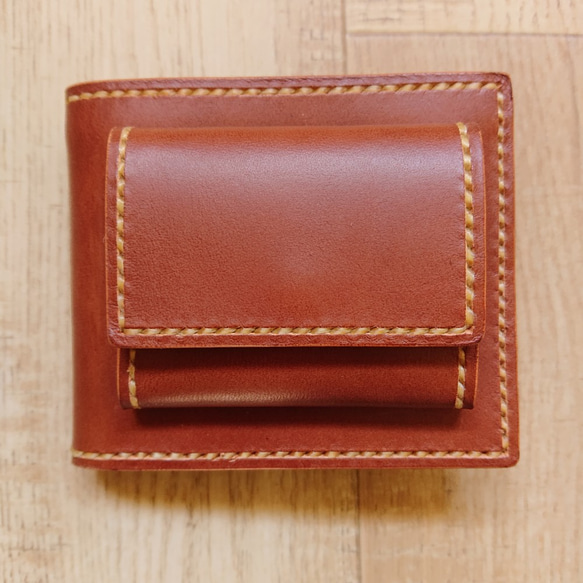 クラシック＆コンパクトな二つ折り革財布 「デニムの後ろポケットに