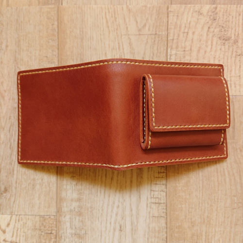 クラシック＆コンパクトな二つ折り革財布 「デニムの後ろポケットに