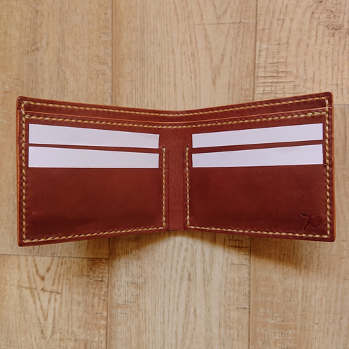 クラシック＆コンパクトな二つ折り革財布 「デニムの後ろポケットに