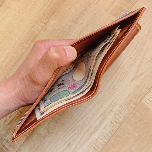 クラシック＆コンパクトな二つ折り革財布 「デニムの後ろポケットに