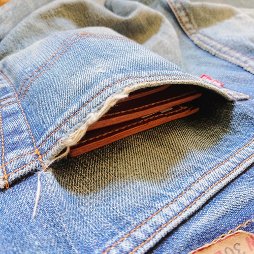 クラシック＆コンパクトな二つ折り革財布 「デニムの後ろポケットに