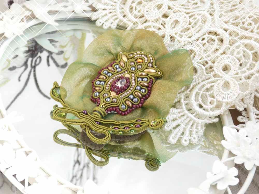 オリーブグリーン★ソウタシエとビーズとリボン★ブローチ★大人かわいい