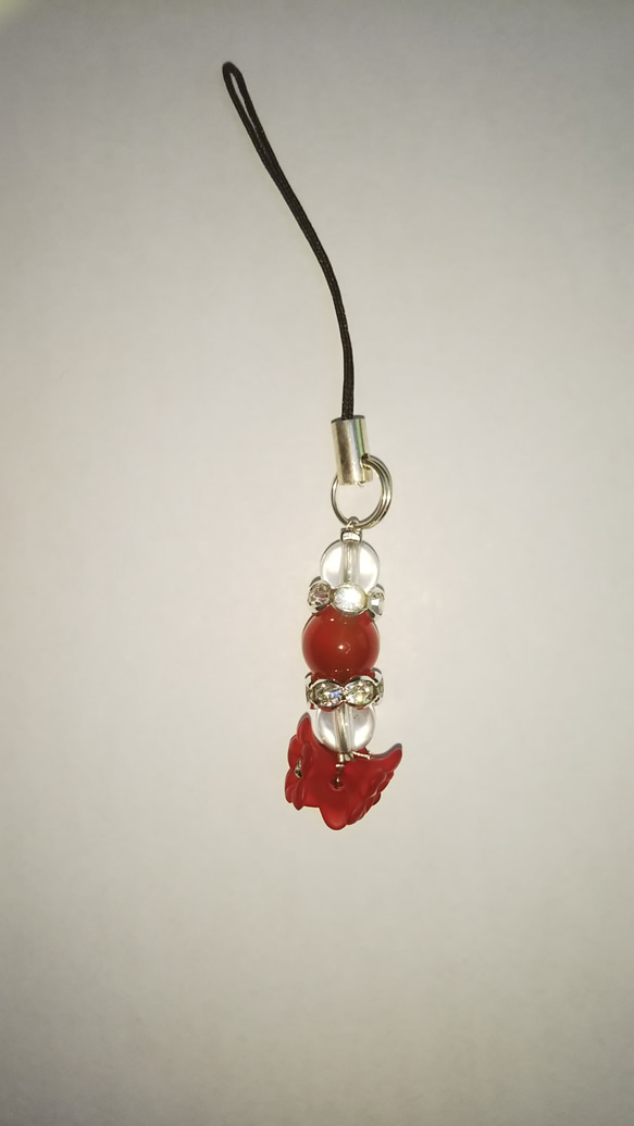 天然石赤メノウと水晶の　可愛いお花のストラップ「Creema限定」 1枚目の画像