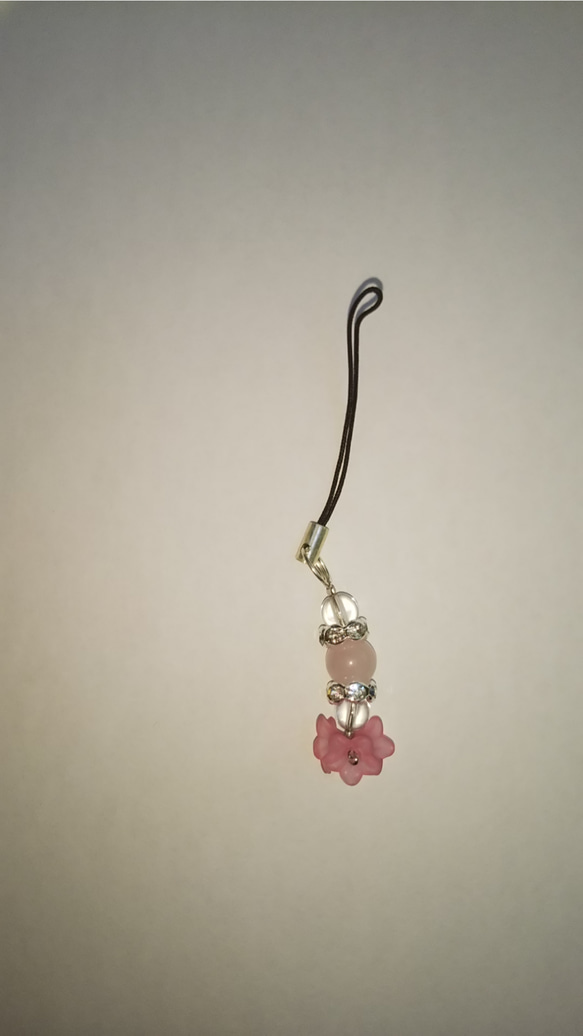 天然石ローズクォーツと 水晶の  可愛いお花のストラップ「Creema限定」 4枚目の画像