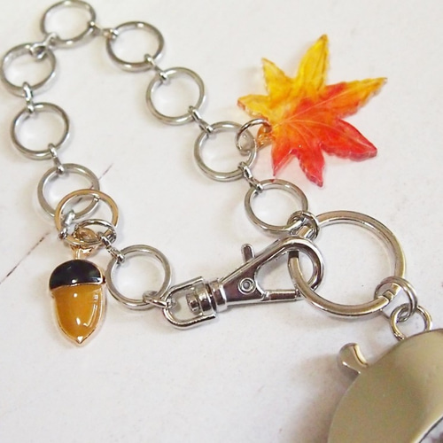 どんぐりとリスの秋バッグチャーム バッグチャーム 碧色工房・ほたる