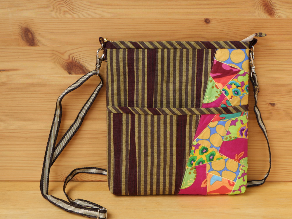 薄型ポシェット ～陽のあたる裏庭で～ カーキ色