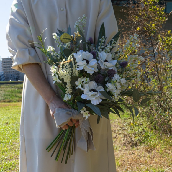 ナチュラルエレガント 白をメインとしたアネモネのブーケ　造花　前撮り　お色直し　カラードレス【ウェディングブーケ】 ナチュラルエレガント 白をメインとしたアネモネのブーケ　造花　前撮り　お色直し　カラードレス【ウェディングブーケ】 J1518213850(11700円)