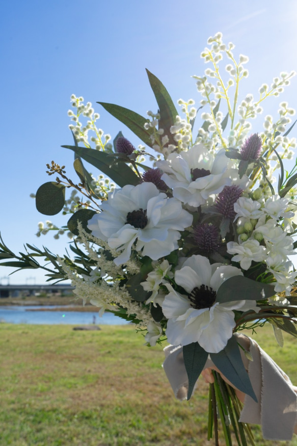 ナチュラルエレガント 白をメインとしたアネモネのブーケ　造花　前撮り　お色直し　カラードレス【ウェディングブーケ】 ナチュラルエレガント 白をメインとしたアネモネのブーケ　造花　前撮り　お色直し　カラードレス【ウェディングブーケ】 J1518213850(11700円)