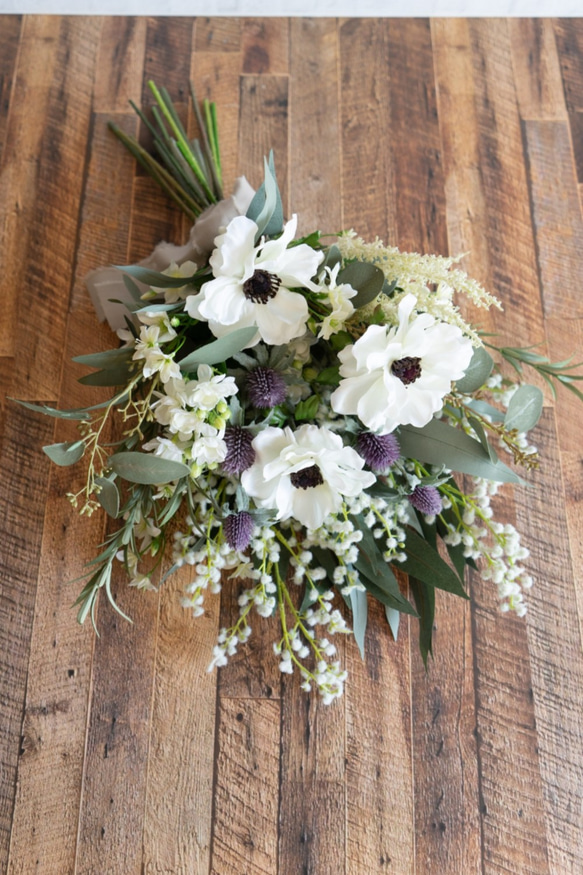 ナチュラルエレガント 白をメインとしたアネモネのブーケ　造花　前撮り　お色直し　カラードレス【ウェディングブーケ】 ナチュラルエレガント 白をメインとしたアネモネのブーケ　造花　前撮り　お色直し　カラードレス【ウェディングブーケ】 J1518213850(11700円)