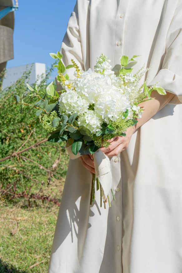 白とグリーンのナチュラルテイストブーケ シンプルでどんなドレスにもピッタリ　造花　前撮り　お色直し【ウェディングブーケ】 4枚目の画像