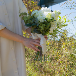 白とグリーンのナチュラルテイストブーケ シンプルでどんなドレスにもピッタリ　造花　前撮り　お色直し【ウェディングブーケ】 3枚目の画像