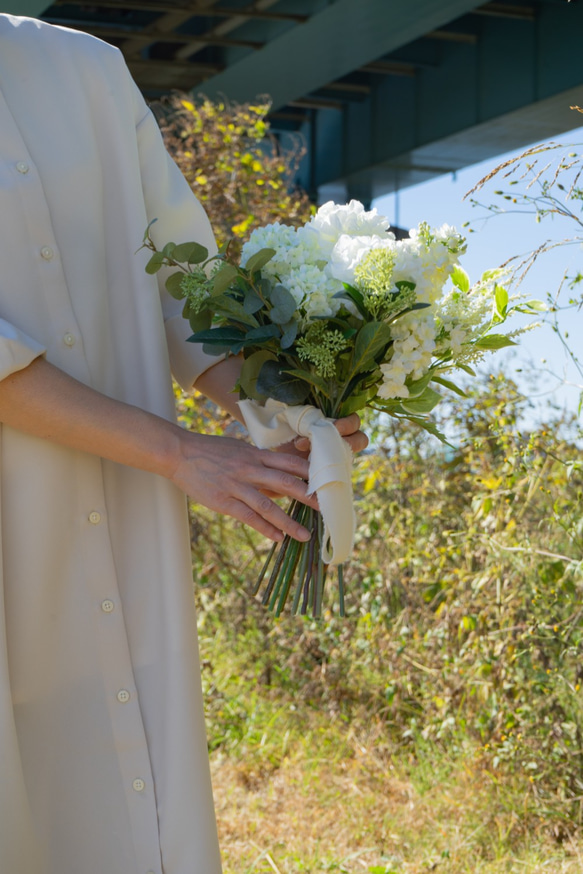 白とグリーンのナチュラルテイストブーケ シンプルでどんなドレスにもピッタリ　造花　前撮り　お色直し【ウェディングブーケ】 3枚目の画像