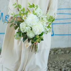 白とグリーンのナチュラルテイストブーケ シンプルでどんなドレスにもピッタリ　造花　前撮り　お色直し【ウェディングブーケ】 7枚目の画像