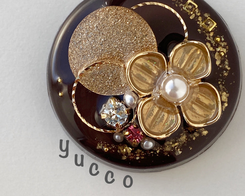 【レジン＊ポニーフックヘアゴム帯留め】たっぷりビジュー✧˚ベージュ×チョコレート レジン＊ポニーフックヘアゴム帯留め】たっぷりビジュー✧˚ベージュ