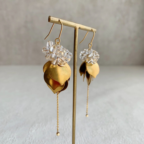 水晶と真鍮プレートのお花ピアス/イヤリング アレルギー対応 ピアス 