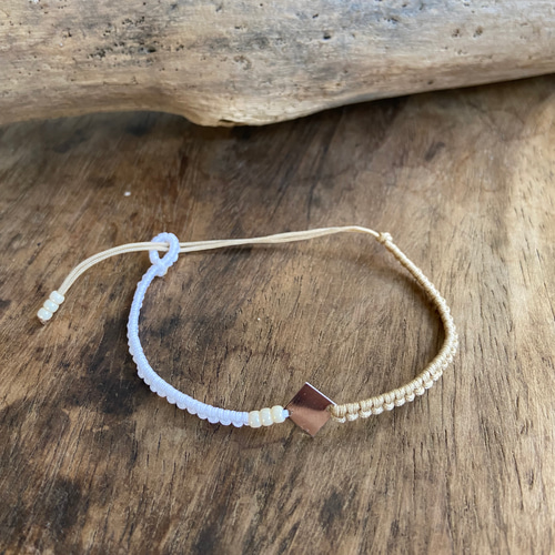 送料無料】【マクラメブレスレット】シンプルスクエア・ベージュ×白