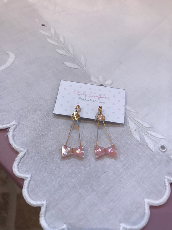 桜色リボンのスイング耳飾り 2枚目の画像