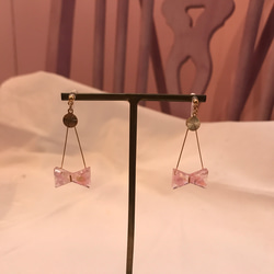 桜色リボンのスイング耳飾り 4枚目の画像