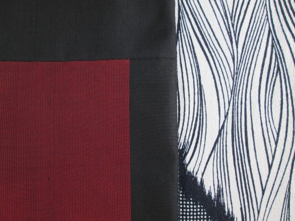 着物リメイク　赤と黒の縞模様×波模様の個性的なスヌード 5枚目の画像