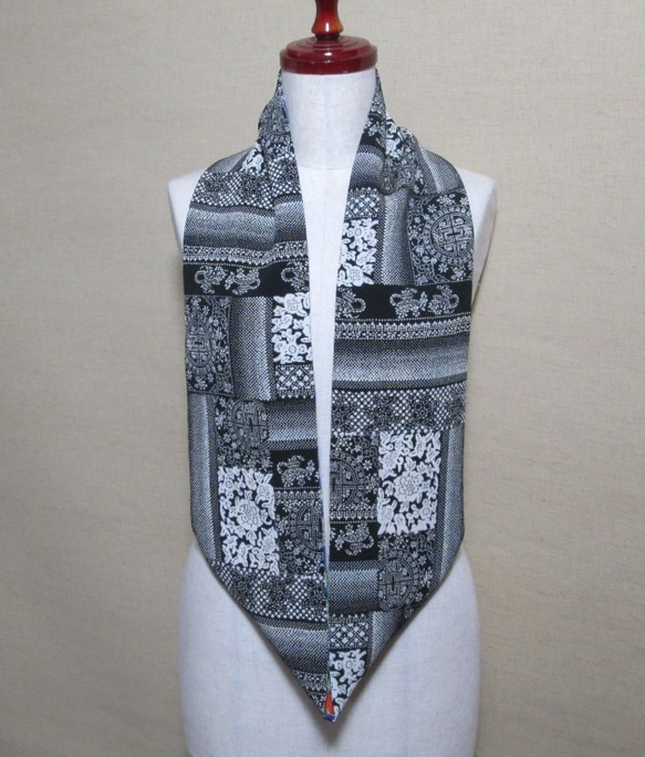 着物リメイク　黒い縮緬と可愛い花模様の正絹着物からスヌード 3枚目の画像