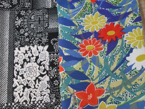 從和服的絲綢和服發網翻拍縐黑色與可愛的花朵圖案 第5張的照片