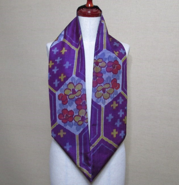 着物リメイク　紫の亀甲に椿模様の銘仙×大島紬のスヌード 5枚目の画像