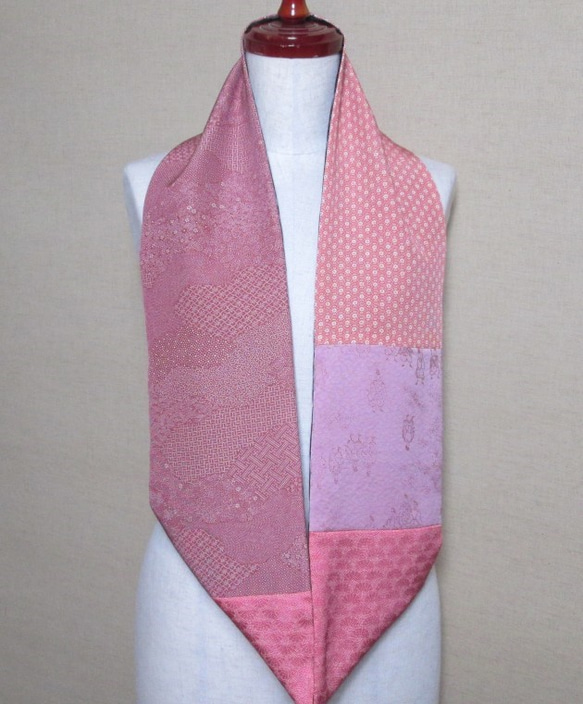 着物リメイク　華紋模様の泥大島紬×ローズピンクの組み合わせのスヌード 4枚目の画像