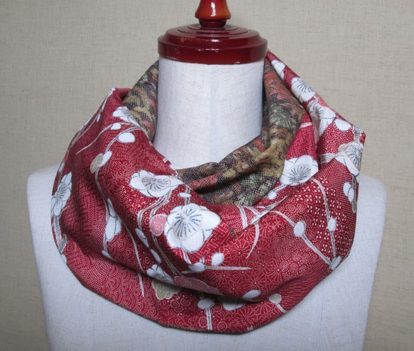 着物リメイク　赤に梅模様の染大島紬×ウール植物模様着物からスヌード 1枚目の画像