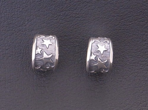 【両耳用】シルバー９２５　星フープピアス黒　Grand Galleria