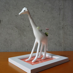 moss giraffe（モスジラフ）glassシリーズ_キリンと植物の置物 1枚目の画像